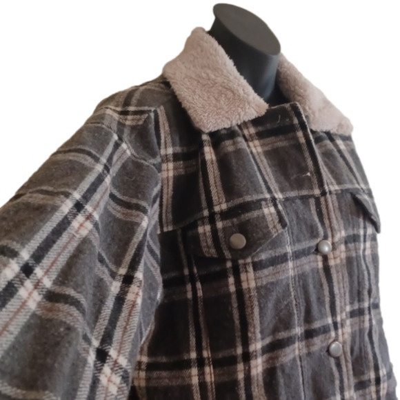 Mystree Shacket, size small,  perfect for school, camping! Great colors . - Picture 4 of 13